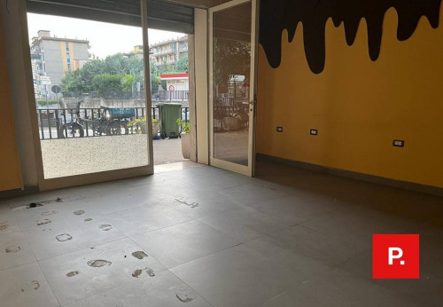 Locale commerciale in affitto a Caserta