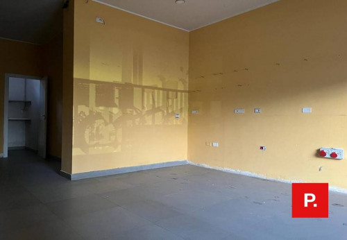 Locale commerciale in affitto a Caserta