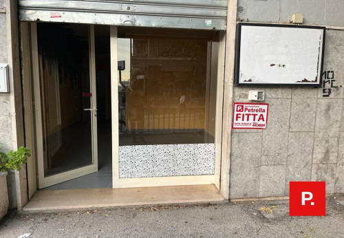 Locale commerciale in affitto a Caserta