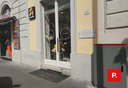 Locale commerciale in vendita a Caserta