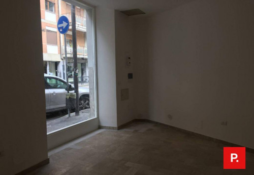 Locale commerciale in vendita a Caserta