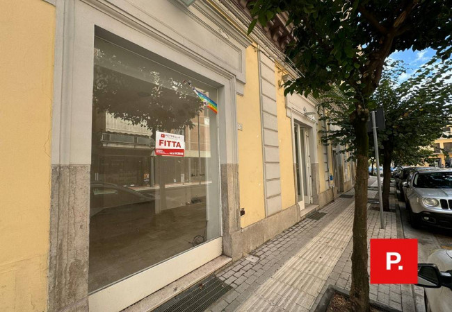 Locale commerciale in vendita a Caserta