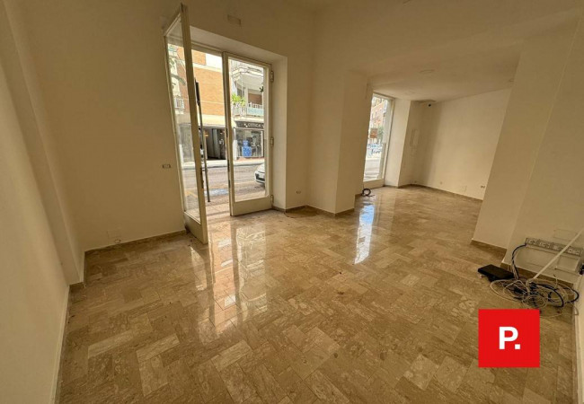 Locale commerciale in vendita a Caserta