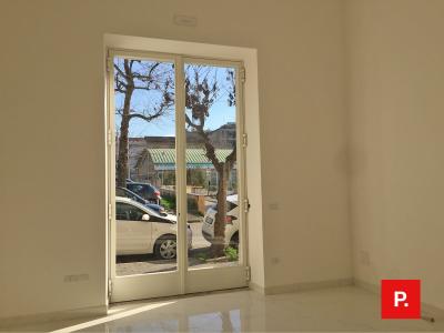 Locale commerciale in vendita a Caserta