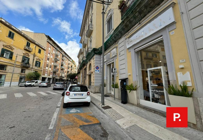 Locale commerciale in vendita a Caserta
