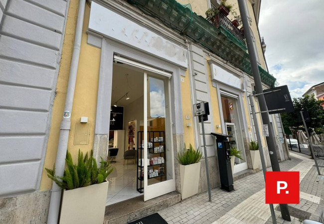 Locale commerciale in vendita a Caserta