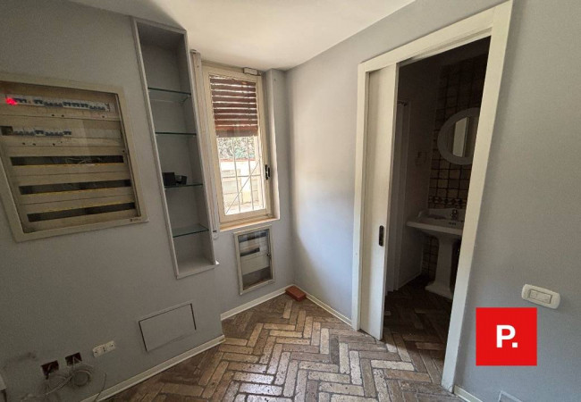 Locale commerciale in affitto a Caserta