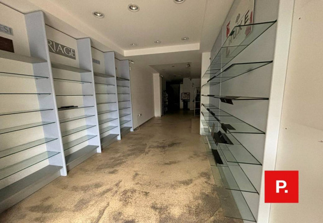 Locale commerciale in affitto a Caserta