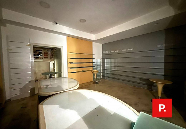 Locale commerciale in affitto a Caserta