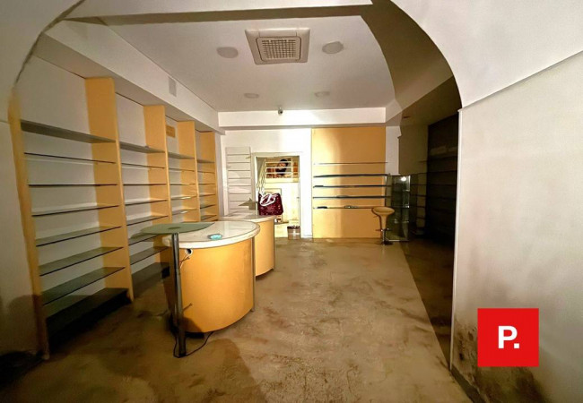 Locale commerciale in affitto a Caserta