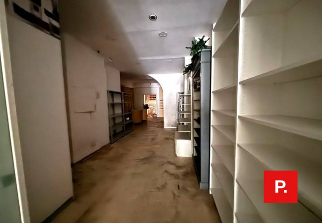 Locale commerciale in affitto a Caserta