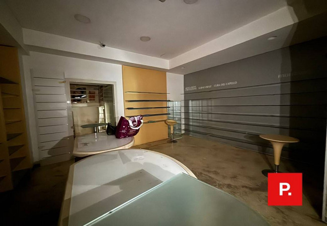 Locale commerciale in affitto a Caserta