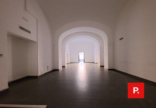 Locale commerciale in affitto a Caserta