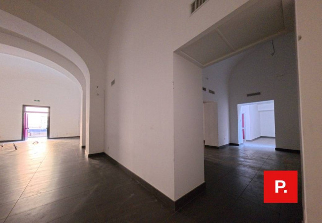 Locale commerciale in affitto a Caserta
