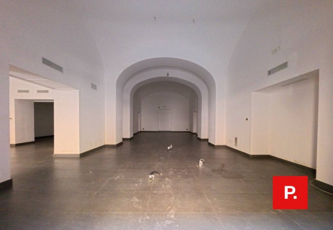 Locale commerciale in affitto a Caserta