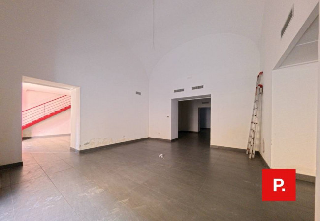 Locale commerciale in affitto a Caserta