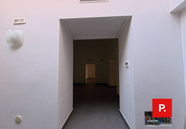 Locale commerciale in affitto a Caserta