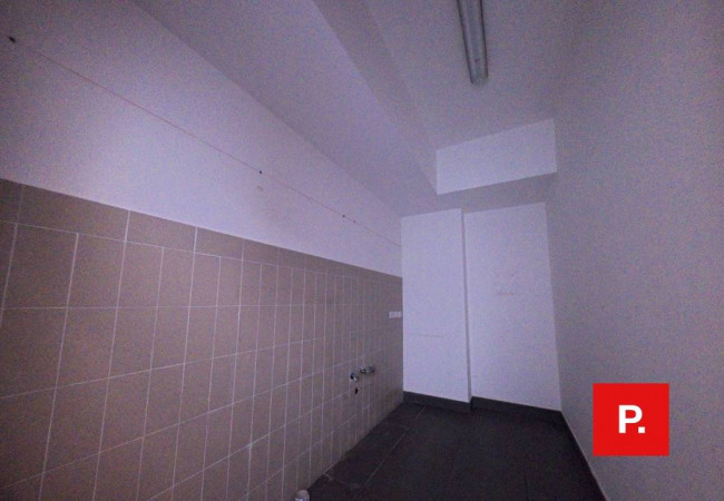 Locale commerciale in affitto a Caserta