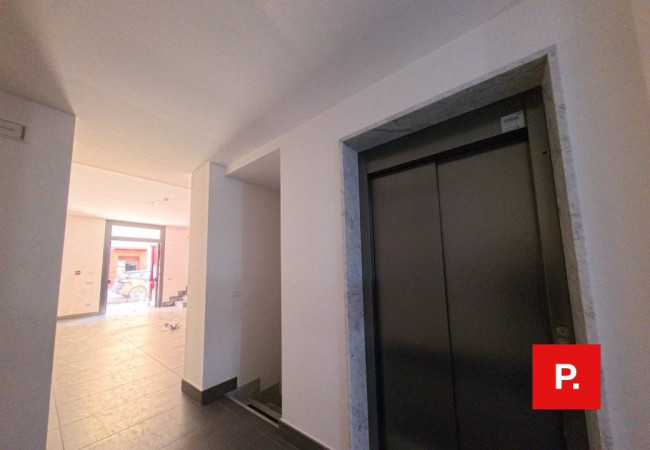 Locale commerciale in affitto a Caserta