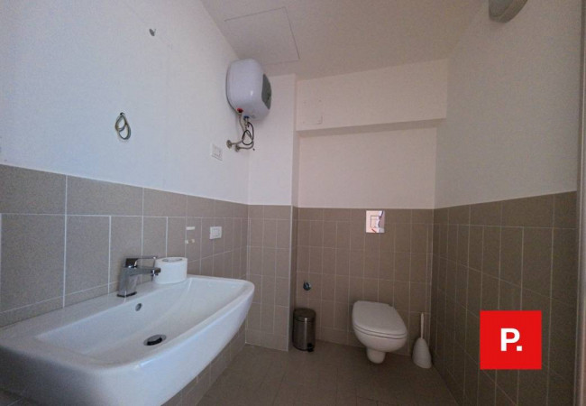 Locale commerciale in affitto a Caserta