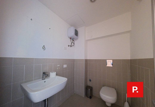 Locale commerciale in affitto a Caserta