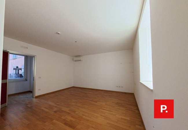 Locale commerciale in affitto a Caserta