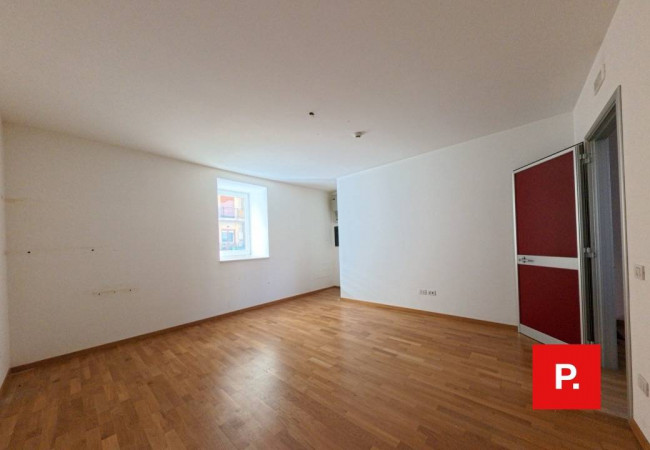 Locale commerciale in affitto a Caserta