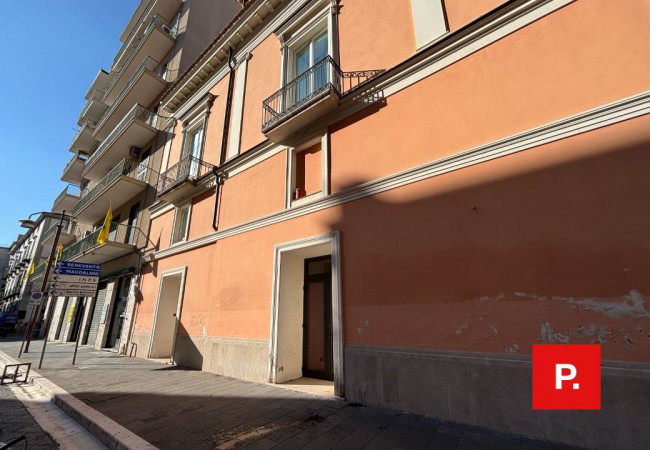 Locale commerciale in affitto a Caserta