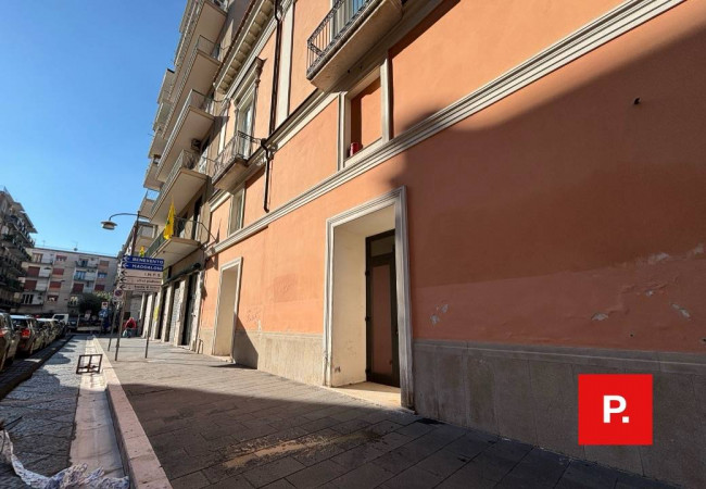 Locale commerciale in affitto a Caserta