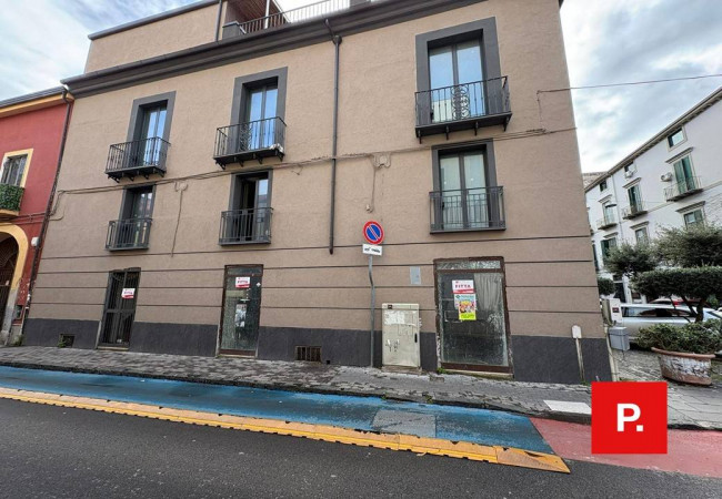 Locale commerciale in affitto a Caserta