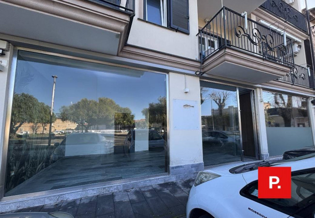 Locale commerciale in affitto a Santa Maria Capua Vetere