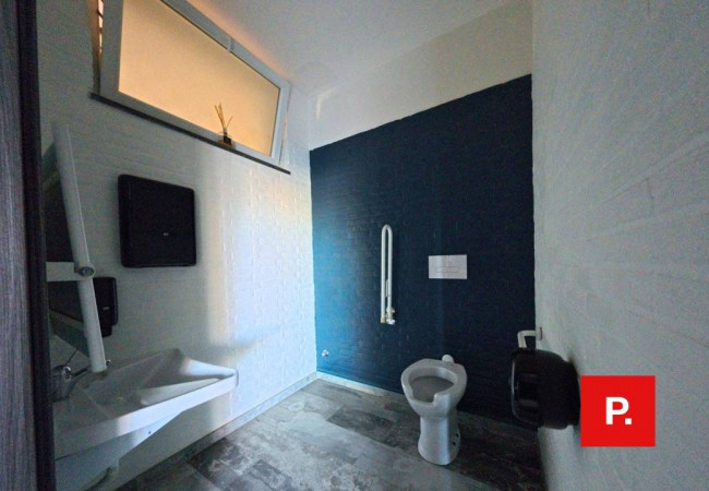 Locale commerciale in affitto a Santa Maria Capua Vetere