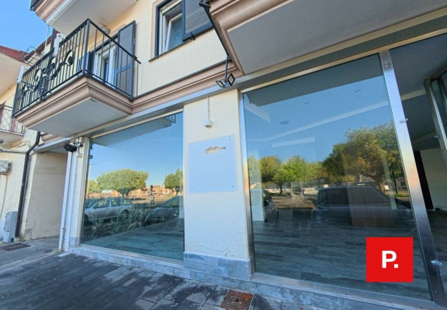 Locale commerciale in affitto a Santa Maria Capua Vetere