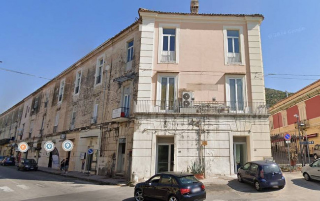 Locale commerciale in affitto a Caserta