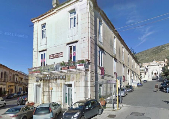 Locale commerciale in affitto a Caserta
