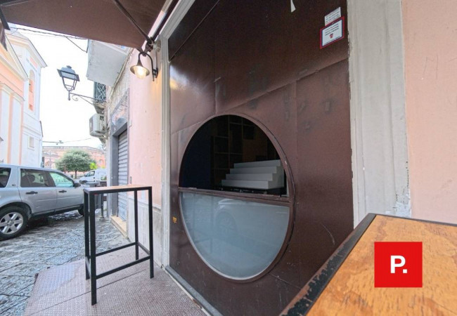 Locale commerciale in affitto a Caserta