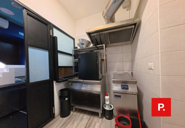 Locale commerciale in affitto a Caserta