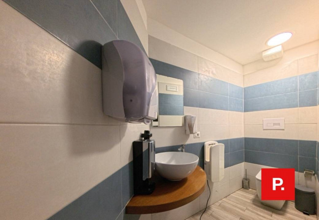 Locale commerciale in affitto a Caserta