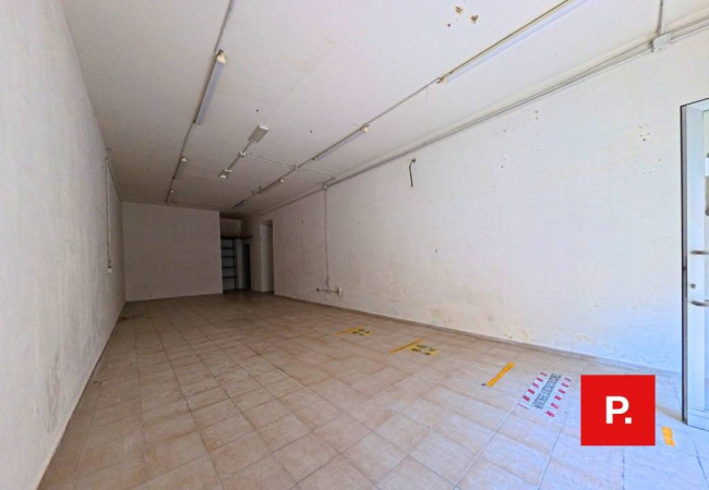 Locale commerciale in affitto a Caserta