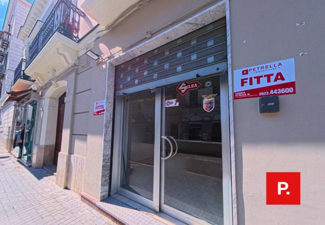 Locale commerciale in affitto a Caserta