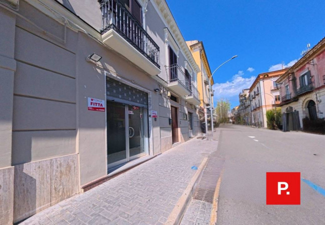 Locale commerciale in affitto a Caserta