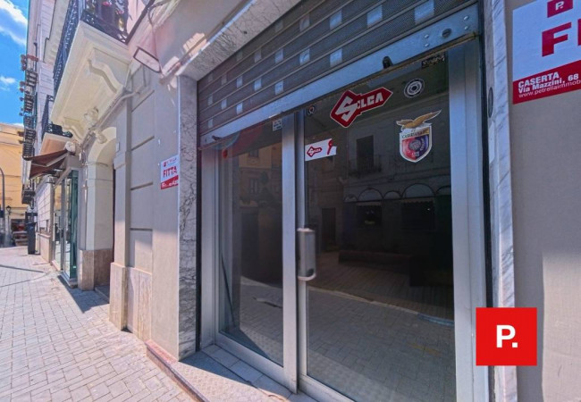 Locale commerciale in affitto a Caserta