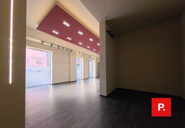 Locale commerciale in affitto a Caserta