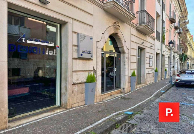 Locale commerciale in vendita a Caserta