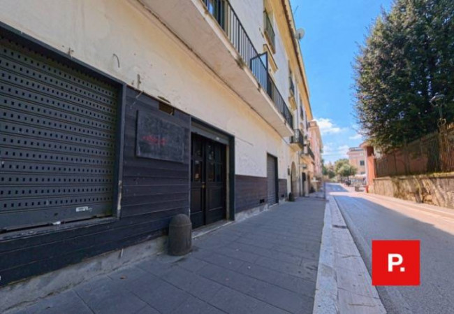Locale commerciale in affitto a Caserta