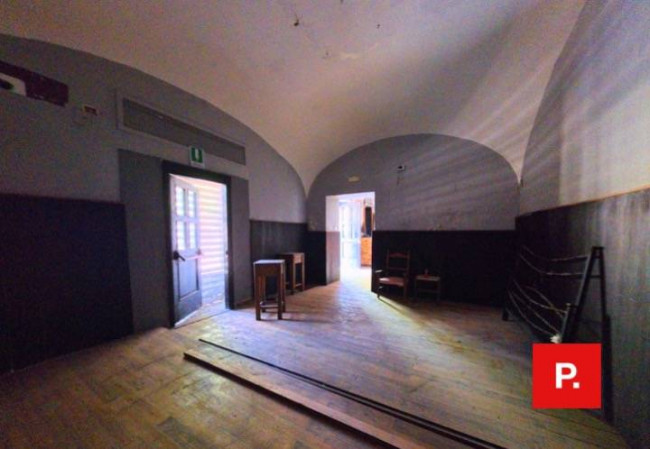Locale commerciale in affitto a Caserta