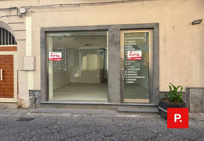 Locale commerciale in affitto a Caserta
