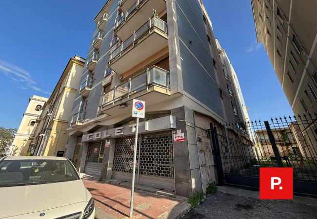 Locale commerciale in affitto a Caserta