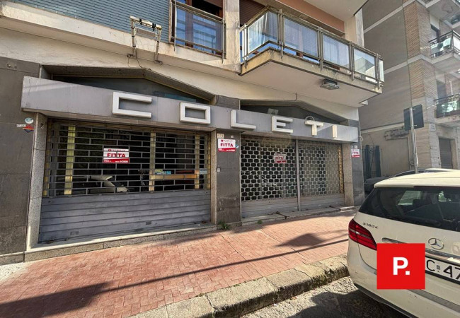 Locale commerciale in affitto a Caserta
