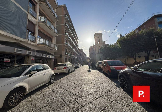 Locale commerciale in affitto a Caserta